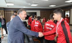 Çubuk Belediye Başkanı Demirbaş'ı sporcular ziyaret etti