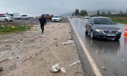 Gaziantep'te hafif ticari araçla otomobilin çarpıştığı kazada 2 kişi öldü