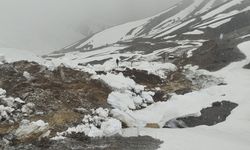 Hakkari'de heyelan nedeniyle köy yolu ulaşıma kapandı