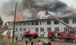 Isparta'da atıl durumdaki okulun çatısında çıkan yangında hasar oluştu