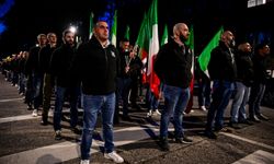 İtalya'da neofaşistler, 49 yıl önce öldürülen aşırı sağcı genci "faşist selamı" ile andı