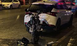 İzmir'de otomobil ile çarpışan motosikletin sürücüsü ağır yaralandı