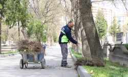 Kayseri Büyükşehir Belediyesi mezarlıkların bakım ve temizliğini yaptı