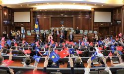Kosova'da Türkçe eğitim gören öğrenciler Kosova Meclisini ziyaret etti