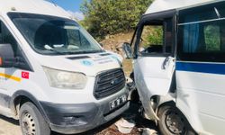 Manisa'da kamyonetle çarpışan servis minibüsündeki 9 öğrenci yaralandı