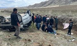 Sivas'ta devrilen hafif ticari araçtaki 5 kişi yaralandı