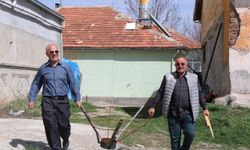 Sivas'ta leyleklerin akımına kapılmaması için elektrik direğine yuva aparatı konuldu