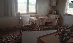 Sivas'ta yıldırım isabet eden evde hasar oluştu