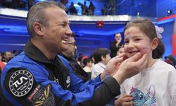 Türkiye'nin ilk astronotu Alper Gezeravcı, Anadolu Ajansı'nda çocuklarla buluştu: