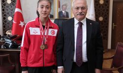 Vali Mehmet Ali Kumbuzoğlu, şampiyon sporcuyla bilek güreşi yaptı