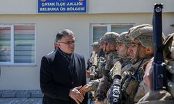 Van Valisi Balcı, üs bölgesinde askerlerle bayramlaştı