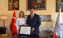 İzmir'in yeni Büyükşehir Belediye Başkanı Cemil Tugay görevine başladı