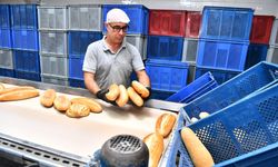Cemil Tugay sözünü tuttu, İzmir'de ekmeğin fiyatı düştü
