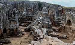 Adıyaman'da restorasyonu tamamlanan tokalaşma anıtı ve yazıt sergilenmeye başlandı