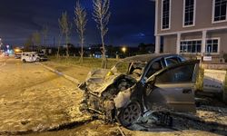 Ankara'da hafif ticari araç ile otomobil çarpıştı, 2 kişi yaralandı