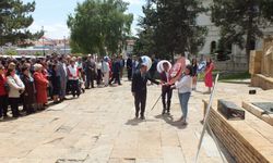 CHP Sivas İl Başkanlığınca Atatürk Anıtı'na çelenk sunuldu