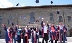 Diyarbakır'ın "özel" çocukları tarihi mekanlarda kep atarak mezuniyet sevinci yaşadı