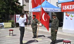 Edirne'de temsili askerlik yapacak engelli öğrencilere "asker kınası" yakıldı