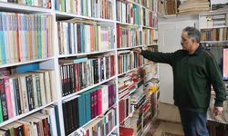 Emekli kütüphaneci 20 bin kitap ve dergiyle evini kütüphaneye dönüştürdü