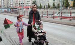 Farmakoloji uzmanı iki çocuğuyla Gazze için "sessiz yürüyüş"te