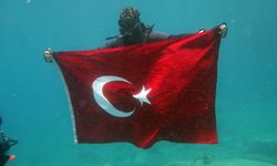 Fethiye'de dalgıçlar 19 Mayıs'ı deniz altında kutladı