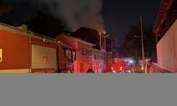 GÜNCELLEME - İzmir'de tarihi binada çıkan yangın kontrol altına alındı