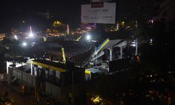 Hindistan'ın Mumbai kentinde reklam panosunun düşmesi sonucunda 8 kişi öldü