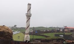 Kars'ta yıldırımın isabet ettiği caminin minaresinin bir bölümü yıkıldı