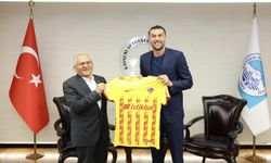 Kayserispor Teknik Direktörü Burak Yılmaz, Başkan Büyükkılıç'ı ziyaret etti