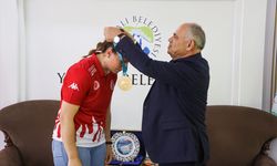 Kick Boks Dünya Kupası şampiyonu Gülden Mercan Atille, Yahyalı Belediyesini ziyaret etti