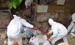 Kocaeli'de bir evden 17 kamyon çöp çıkarıldı
