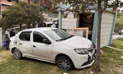 Kocaeli'de otomobil halk ekmek büfesine çarptı, 2 kişi yaralandı