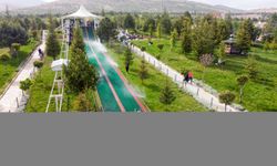 Konya'daki Meram Millet Bahçesi'nde "çim kızağı" heyecanı