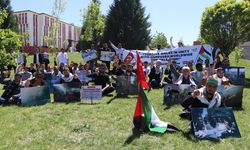 Kütahya Dumlupınar Üniversitesi öğrencileri  Filistin’e destek için oturma eylemi düzenledi