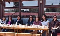 Nallıhan Belediyesi, kültür merkezinin bahçesinde ücretsiz çay servisi hizmeti başlattı