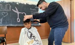 Niğde'de gönüllüler, köylerdeki öğrencilerin saç bakımını yapıyor