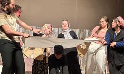 NNYÜ Tiyatro Topluluğu "Deliler Bayramı" oyununu sahneledi