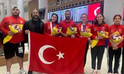 Para Atletizm Dünya Şampiyonası'nda mücadele eden özel sporcular, Türkiye'de çiçeklerle karşılandı