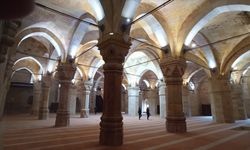 Restorasyonu tamamlanan 800 yıllık Divriği Ulu Camii'nin halıları serildi