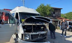 Sakarya'da minibüsle otomobilin çarpıştığı kazada 1 kişi öldü, 5 kişi yaralandı