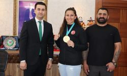 Şampiyon sporcu Yahyalı Kaymakamı Kaya'yı ziyaret etti