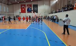 Sarıoğlan Şehit Hacıbey Kaya Anadolu Lisesi kız takımı voleybolda il birinci oldu