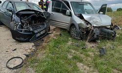 Sivas'ta hafif ticari araçla otomobilin çarpıştığı kazada 4 kişi yaralandı