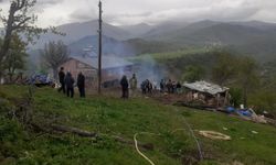 Sivas'ta yıldırım isabet eden samanlık yandı