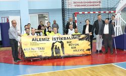 Yozgat'ta kamu kurumlarının müdürleri ve engelliler tekerlekli sandalyeyle basketbol maçı yaptı