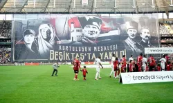 Beşiktaş tribününe '19 Mayıs ve Atatürk' pankartı asıldı