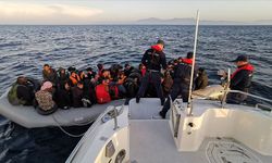 Çeşme açıklarında 73 düzensiz göçmen kurtarıldı