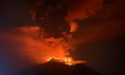 Ruang Yanardağı 3 kez patladı: 12 bin ada sakini tahliye edildi