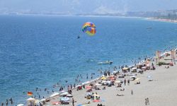 Antalya sahillerinde bayram tatili yoğunluğu