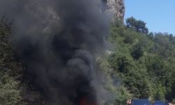Antalya'da otomobilden ormanlık alana sıçrayan yangın söndürüldü